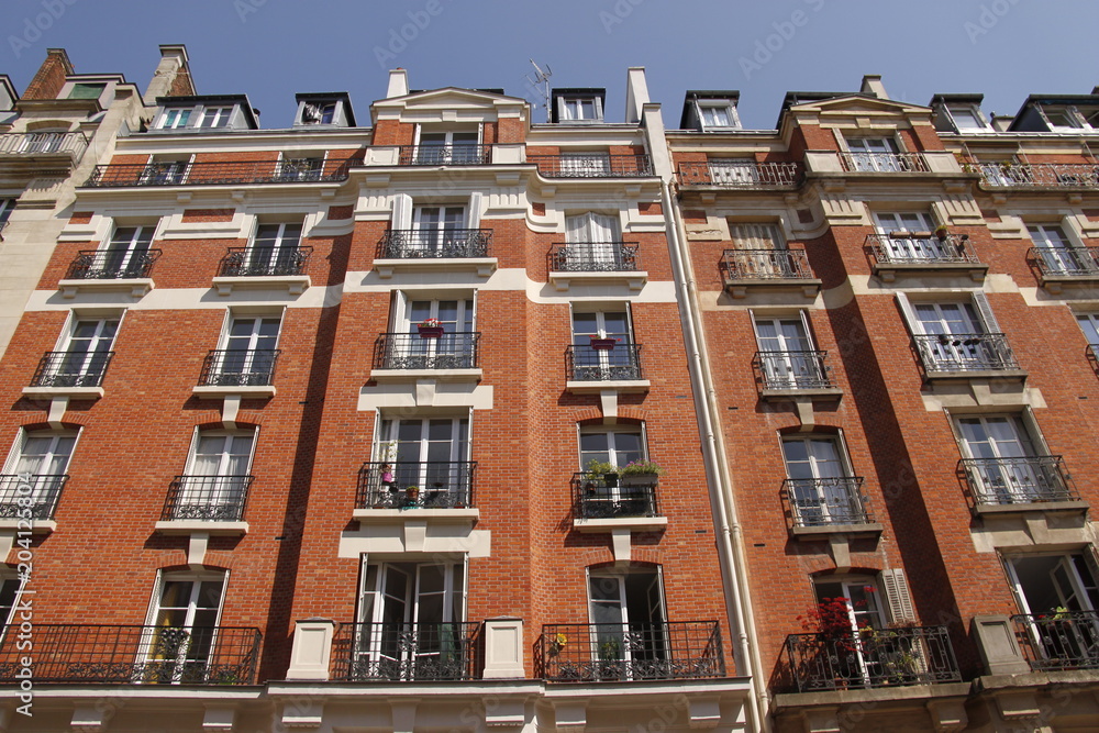Fototapeta premium Immeuble en briques rouge à Paris