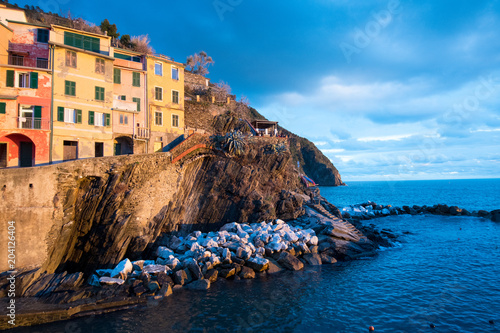 夕日に照らされたリオマッジョーレ チンクエ・テッレ～険しいリグーリア海岸の5つの村（イタリア・リグーリア州）