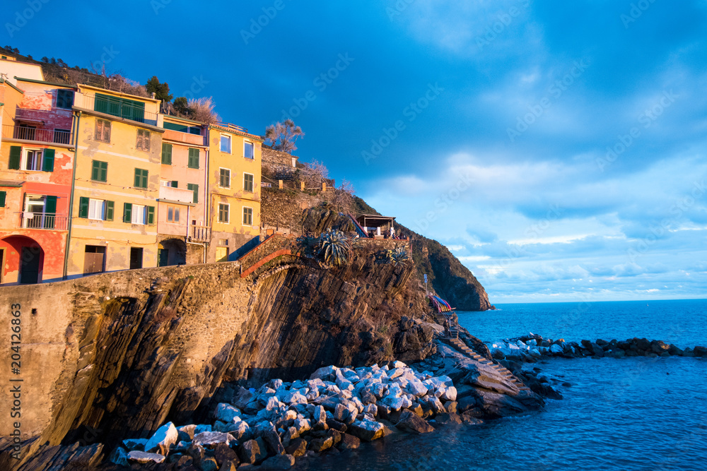 夕日に照らされたリオマッジョーレ　チンクエ・テッレ～険しいリグーリア海岸の5つの村（イタリア・リグーリア州）
