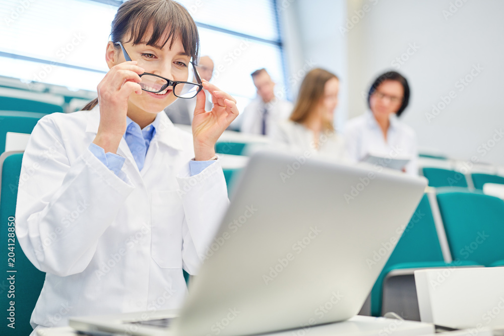 Fototapeta premium Junge Frau als Medizin Studentin am Laptop