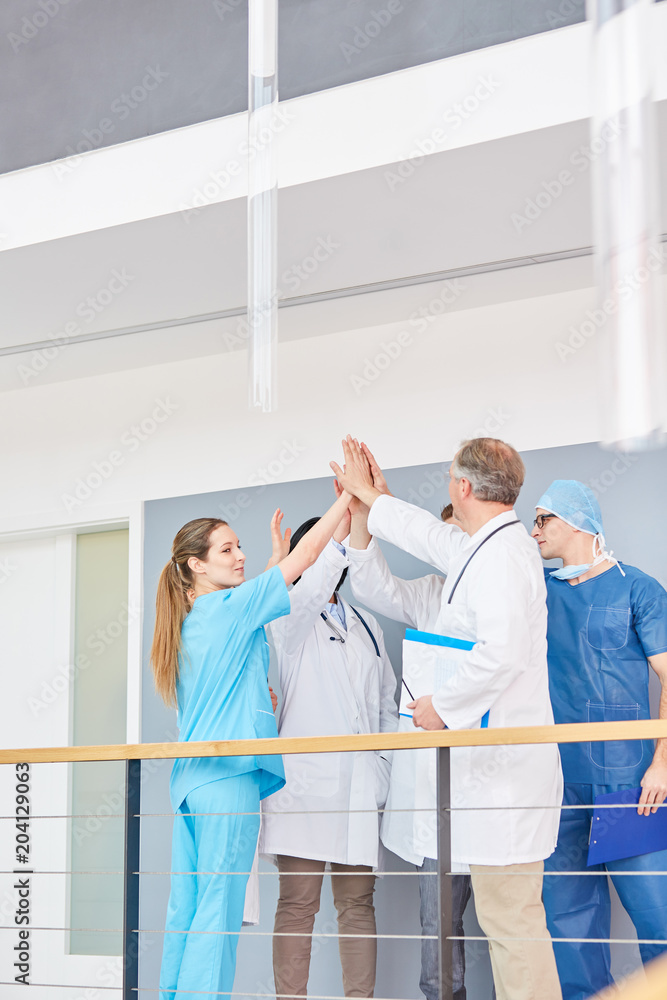Obraz premium Ärzteteam der Klinik gibt sich ein High Five