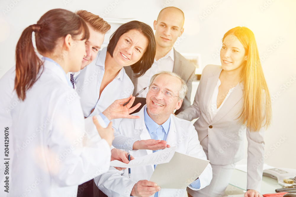 Fototapeta premium Ärzte Team bei Kooperation mit Chefarzt