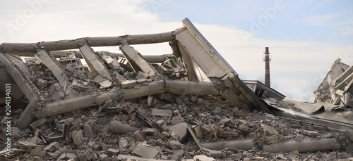 Foto Industrial concrete building destructed by strike