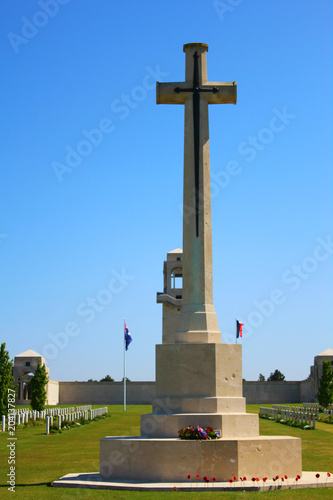 cimetière australien de Villers bretonneux dans la somme,  avec son mémorial à la mémoire des hommes tombés lors de la 1ere guerre mondiale photo