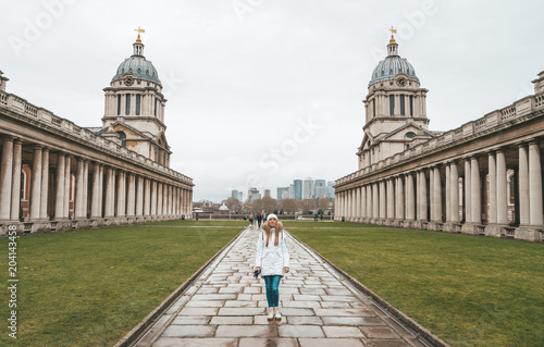 Fototapete Girl walking down the uniresrity in Greenwich, London, UK, Canary Wharf in the b