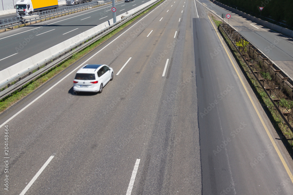 Chronischer Linksfahrer auf der Autobahn fährt ständig auf der Überholspur Chronischer Linksfahrer auf der Autobahn fährt ständig auf der Überholspur