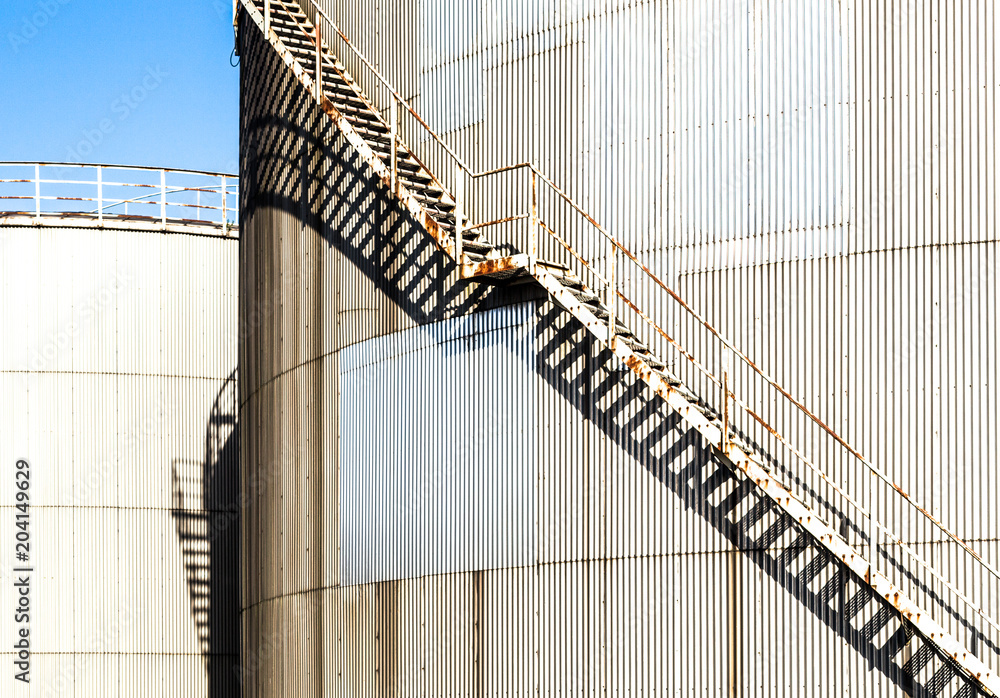 Fototapeta premium Szczegóły zakładu chemicznego, silosów i rur