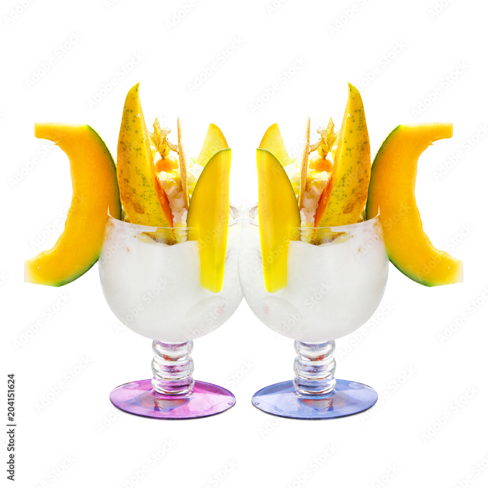 Leckeres Eis im Becher Stock-Foto | Adobe Stock