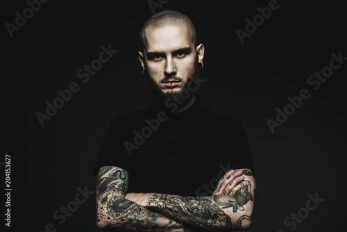 Valokuva guy with tattooed hands