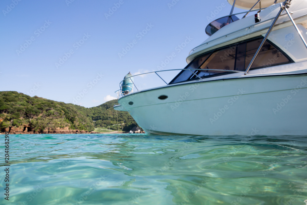 Fototapeta premium 綺麗な海とビーチと船
