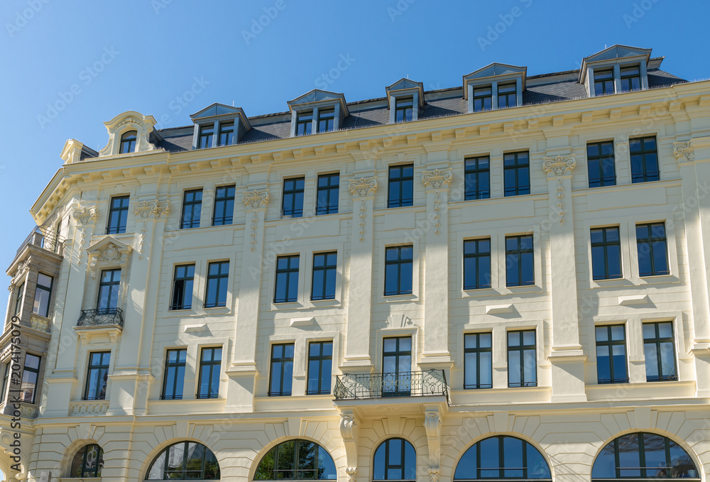 Fototapeta premium helles, hochwertiges Altbauhaus