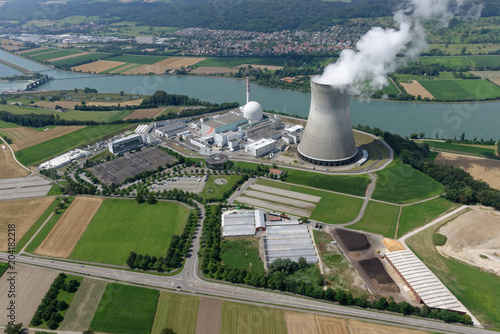 Luftaufnahme mit Blick auf das Kernkraftwerk Leibstadt und auf das Stauwehr des Flusskraftwerks Albbruck-Dogern