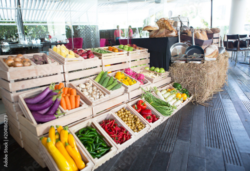 Canvas-taulu Good choice of fresh fruit and vegetables in the wooden crates
