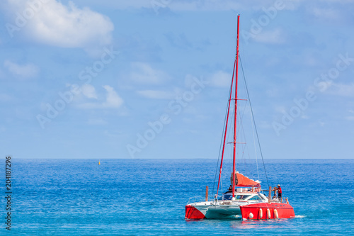 catamaran rouge en mer 