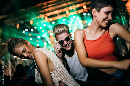 Happy friends having fun at music festival © NDABCREATIVITY