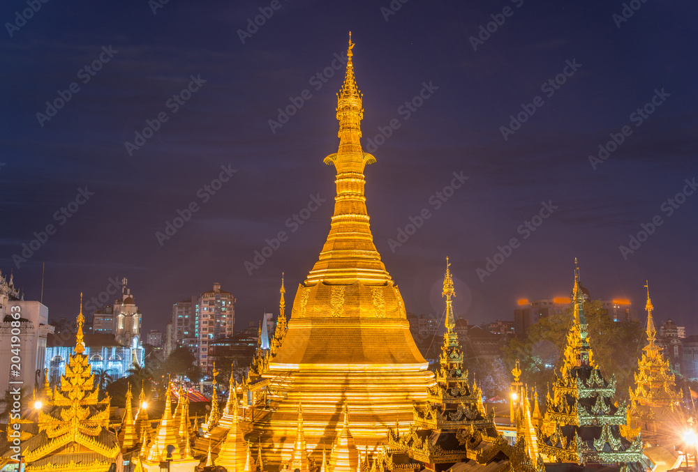 Fototapeta premium Scenery view of Sule pagoda one of an iconic Buddhist landmark in the centre of Yangon township of Myanmar.