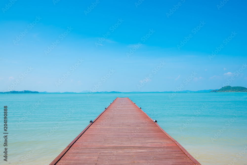 Obraz premium Drewniany most prowadzący do tropików do morza.