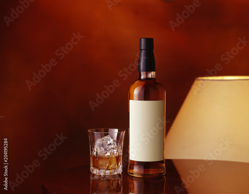 白いラベルのウイスキーボトル (White label whiskey bottle)