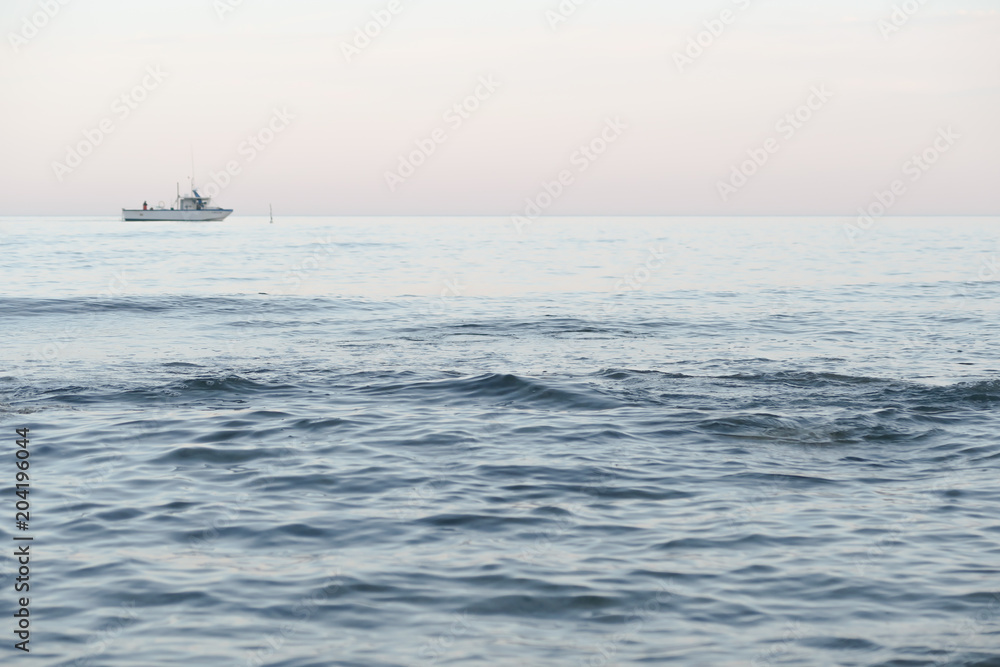 Barco en el Mar visto desde la Playa