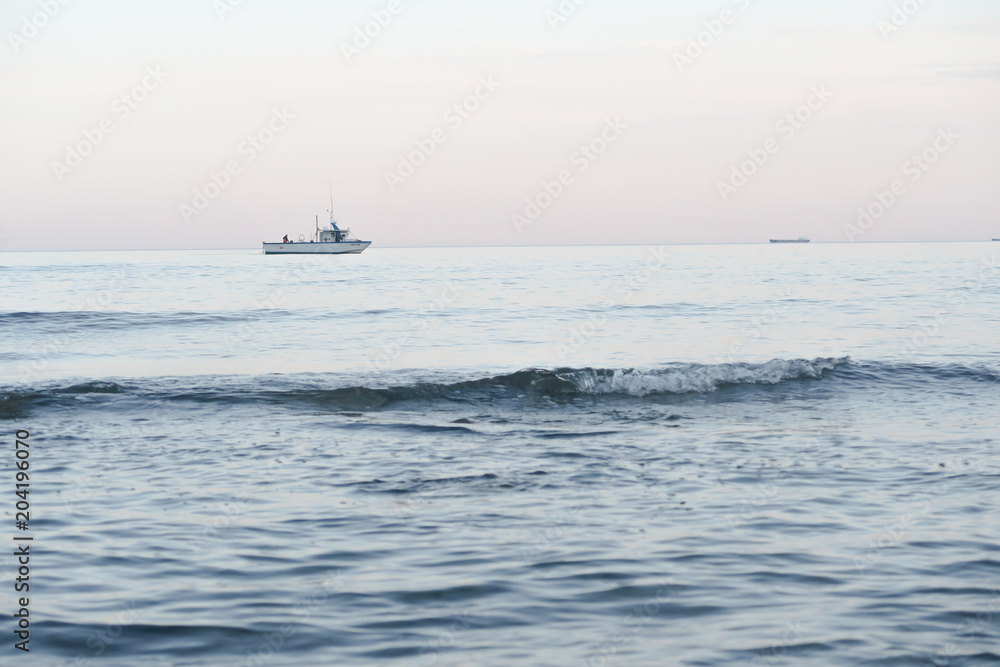 Barco en el Mar visto desde la Playa