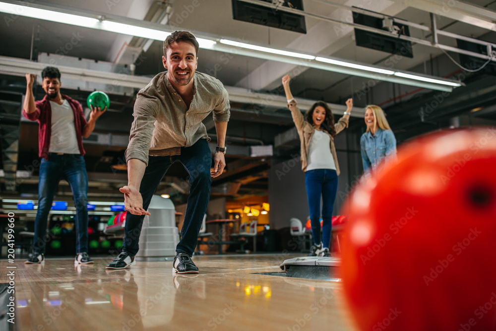 Obraz premium He's the king of bowling