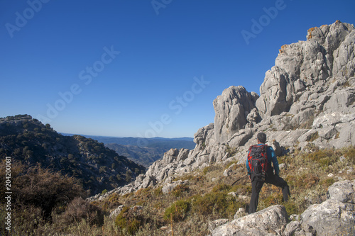 Admirando y caminando entre las montañas