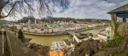 Aussicht auf die Stadt Salzburg von Kapuzinerberg in Frühling - Salzburg, Österreich photo