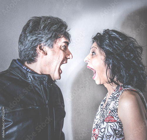 coppia di coniugi litiga in maniera aggressiva photo