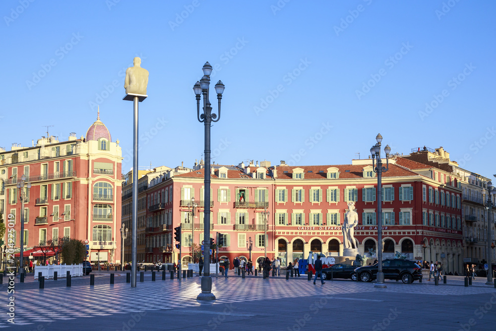 Nice, place Masséna, la Fontaine du Soleil et la statue d'Appollon, statue accroupie de l'oeuvre dénommée ''Conversation à Nice'' de l'artiste catalan Jaume Plensa