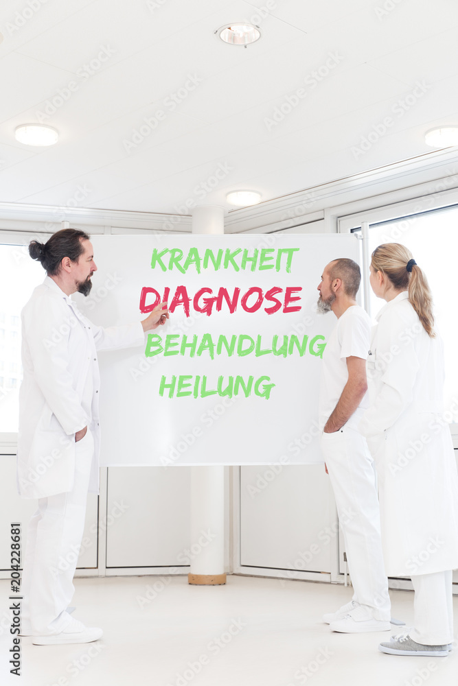 Obraz premium Drei Ärzte vor einem Flipboard, Krankheit, Diagnose, Behandlung und Heilung