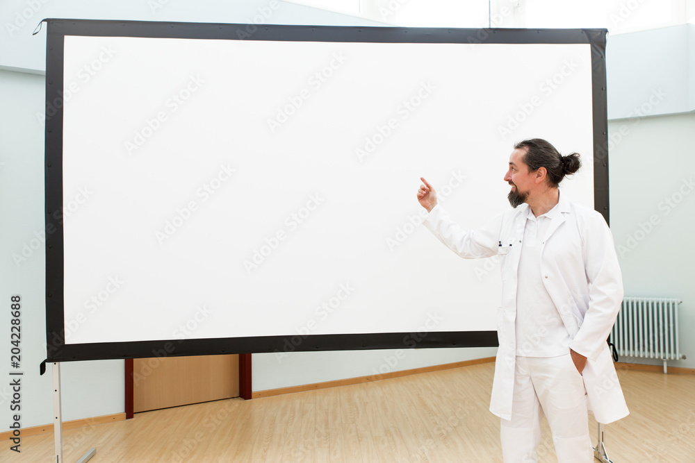 Arzt bei einer Präsentation, Leinwand leer, Konzept Weiterbildung in der Medizin Arzt bei einer Präsentation, Leinwand leer, Konzept Weiterbildung in der Medizin