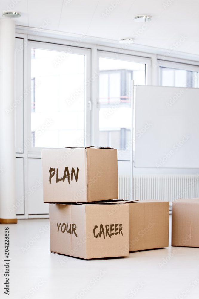 Firmengründung und Neustart, Umzugskartons im Büro, Plan deine Karriere  Text auf Englisch Stock Photo | Adobe Stock