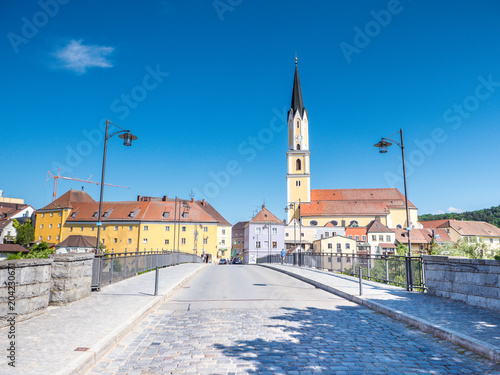 Vilsbrücke mit der Stadtpfarrkirche in Vilshofen photo