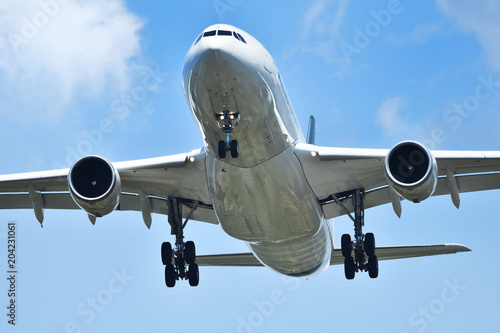 着陸態勢の旅客機 photo