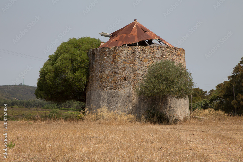 Fototapeta premium Ruine einer alten mühle in portugal