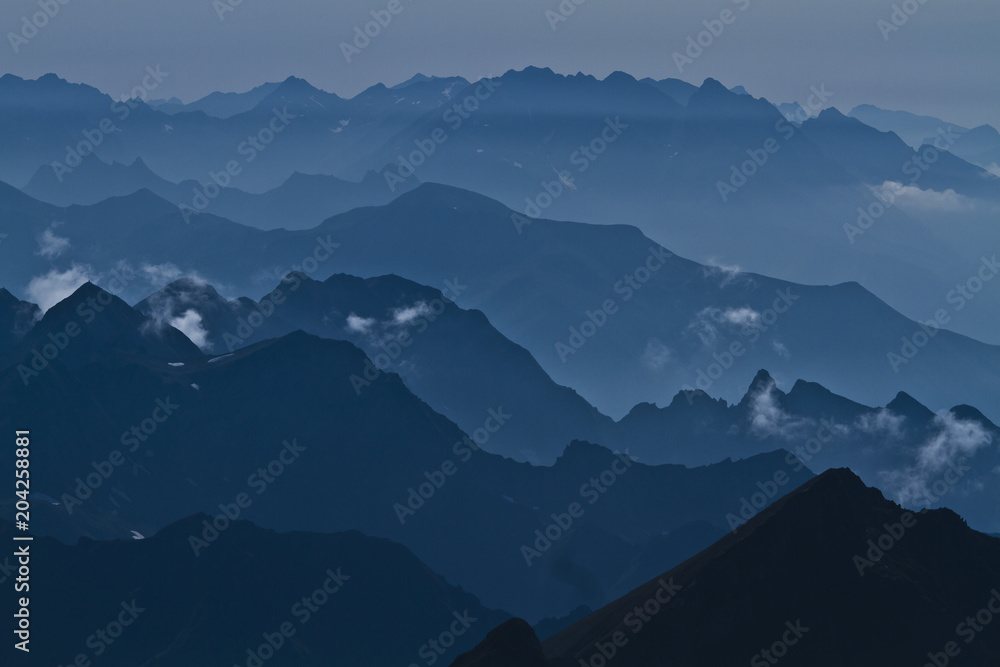 Naklejka premium Lever et coucher de soleil sur les Pyrénées