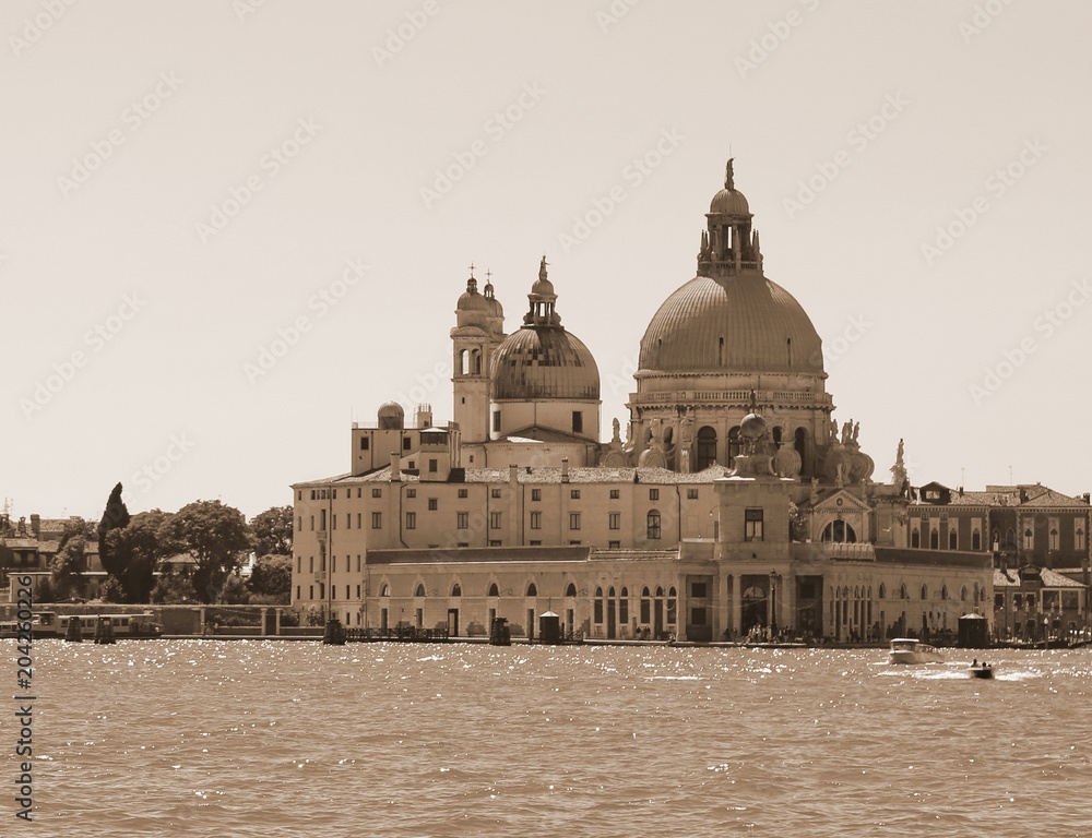Φωτογραφία VENICE buildings called Punta della Dogana and dome of the Church of Our Lady of