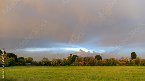 panorama con arcobaleno in pianura padana