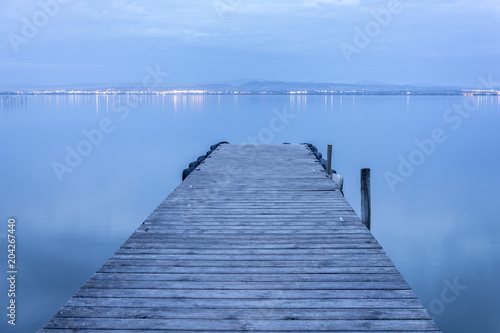 Embarcadero en el lago © mananuk