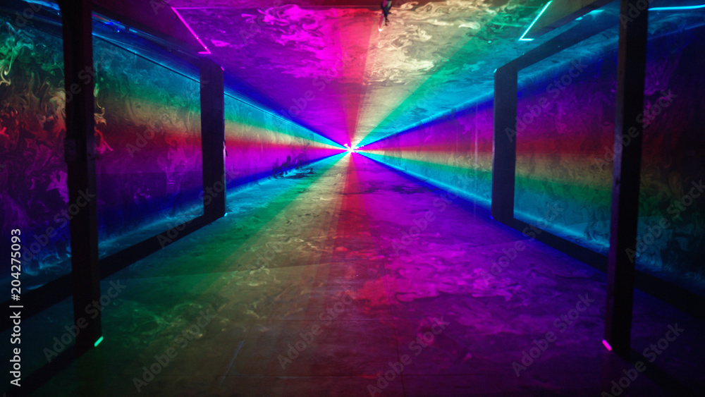Fototapeta Tęczowy światło laseru tunel błyszczy obok kolumn przy klubem nocnym, tło 3
