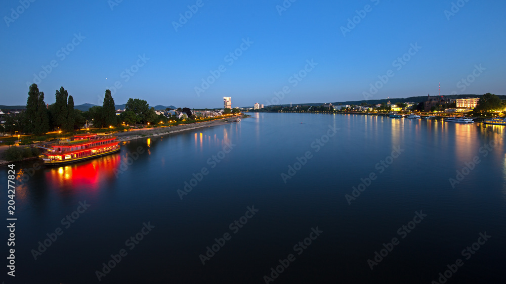 Bonn, Blick von der Kennedybrücke bei Nacht