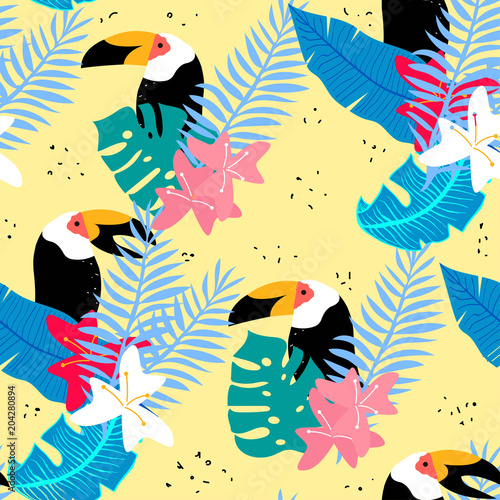 Colorful tropical seamless pattern with toucan and leaves. Vector hand drawn illustration.
