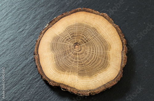 Obraz na płótnie wood disc on slate w salonie