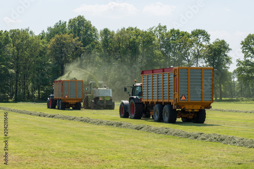 Chopping grass silage with two trailers
