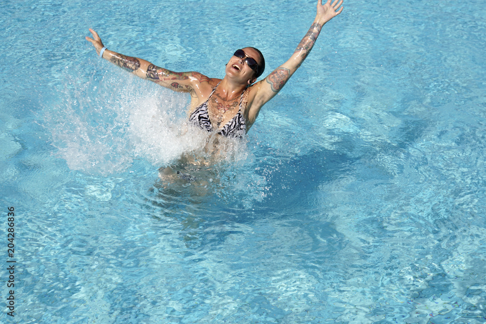 Junge Frau im Bikini treibt auf dem Wasser