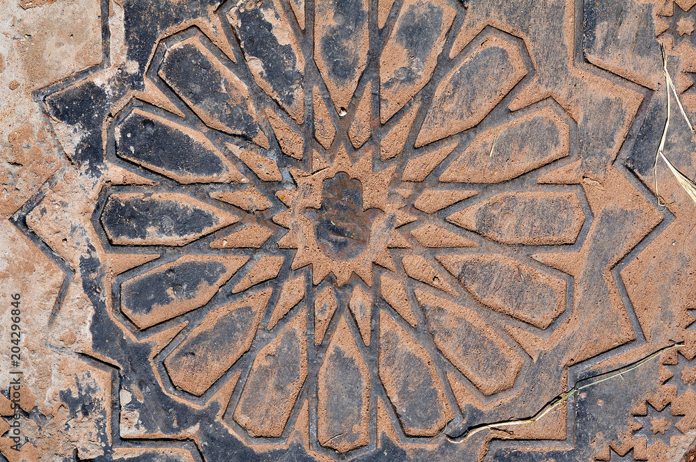 Kanaldeckel in Marokko mit traditionellem Muster