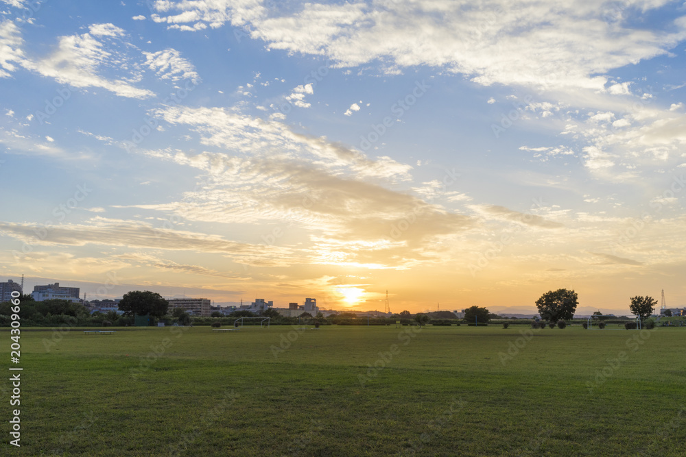 河川敷の夕暮れ 河川敷グラウンドに沈む太陽 河川敷の夕暮れ 河川敷グラウンドに沈む太陽