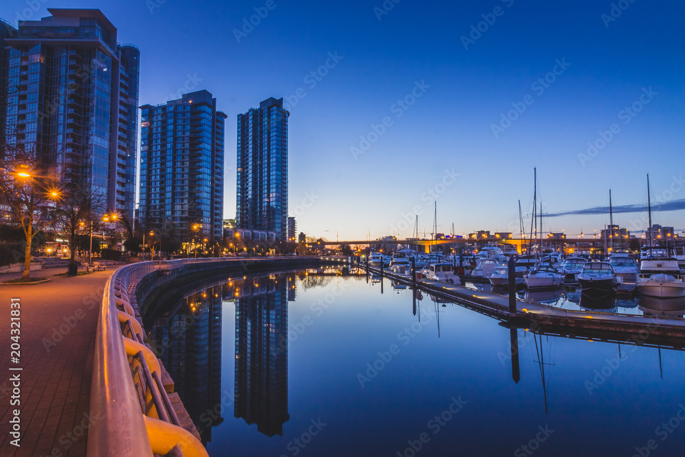 Obraz premium Przystań Quayside przed wschodem słońca