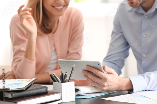 Businessman consulting youn...
