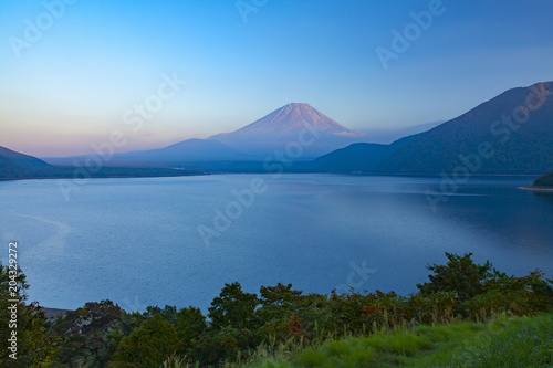夕焼けで赤く染まった富士山、山梨県富士河口湖町本栖湖にて